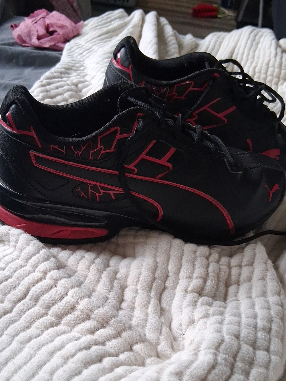 Puma Womens Black Athletic Sneakers with Pink Accents